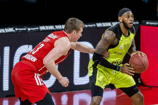 步加强中场 步加强中场